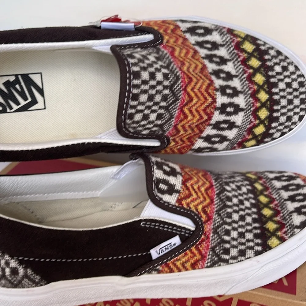 Vans WMNS Classic Slip-0n
Fair Isle Brown/Multi
VN0A5JMHBF0
Sneakers - Picture 15 of 16